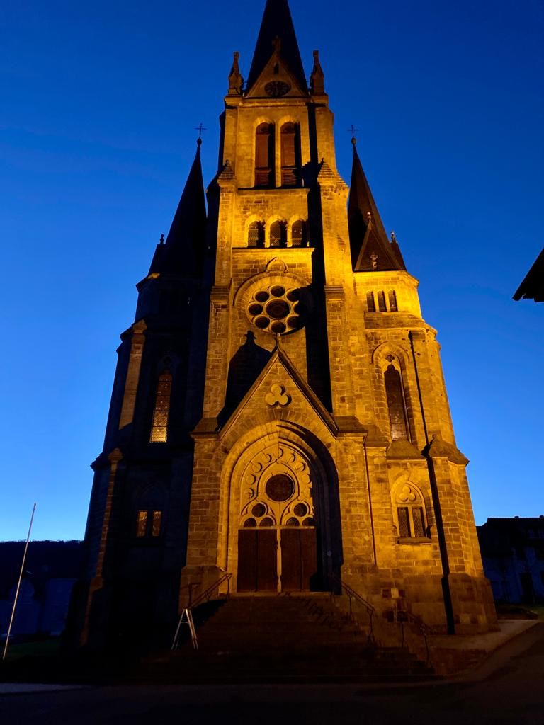 Stadtkirche Tann am Ostermorgen