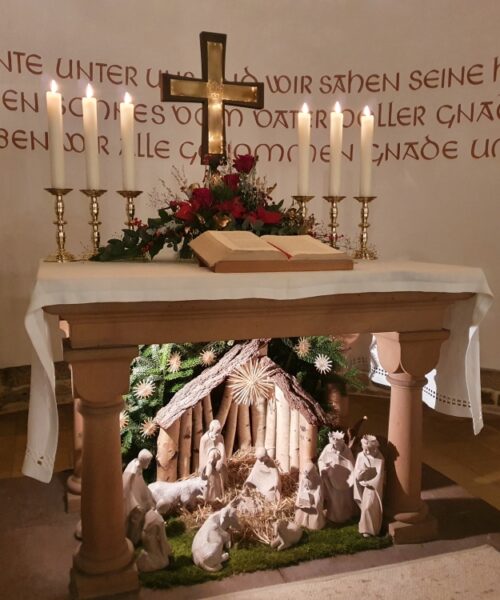Altar mit Weihnachtskrippe