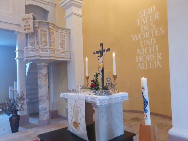 Altar mit Osterkerze Dalherda