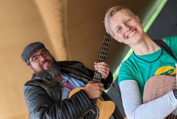 Pfarrer Holger Biehn und Simone Möhring mit Gitarren am Himmelszelt