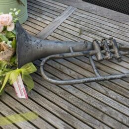 Trompete mit Blumenstrauß