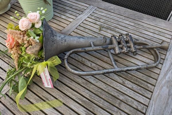 Trompete mit Blumenstrauß